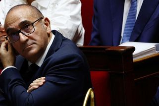 Po střetech ve Francii čelí ministr vnitra výzvám k demisi. Macron promluví večer